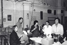 Antanas Mončys savo studijoje Paryžiaus tarptautiniame universitetiniame miestelyje su skulptūros kursų dalyviais. 1982 m. AMNM archyvo nuotr.