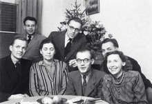 Šv. Kalėdos pabėgėlių stovykloje netoli Miuncheno: Antanas Mončys, Marta Palubinskienė, Vladas, Viktoras ir Mečislovas Palubinskai, Jurgis Stravinskis, p. Saladžiuvienė. AMNM archyvo nuotr.